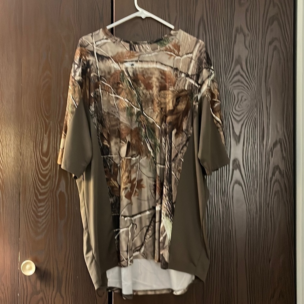 RealTree short sleeved men’s camouflage shirt. Color is brown with white. 2XL